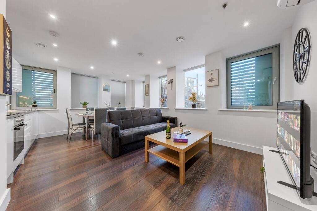 Sleep 7 20 Mins From London Waterloo Bp8 Apartment Exterior photo